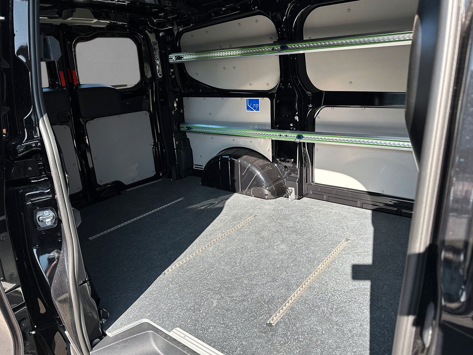 Fahrzeugabbildung Ford Transit Custom Kasten 320 L1 Sport AWD