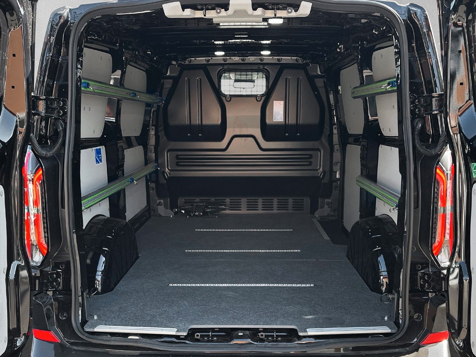 Fahrzeugabbildung Ford Transit Custom Kasten 320 L1 Sport AWD