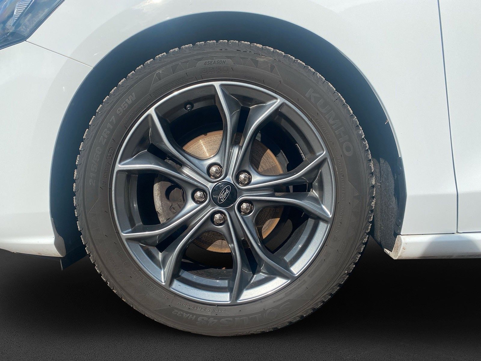 Fahrzeugabbildung Ford Focus Lim. ST-Line