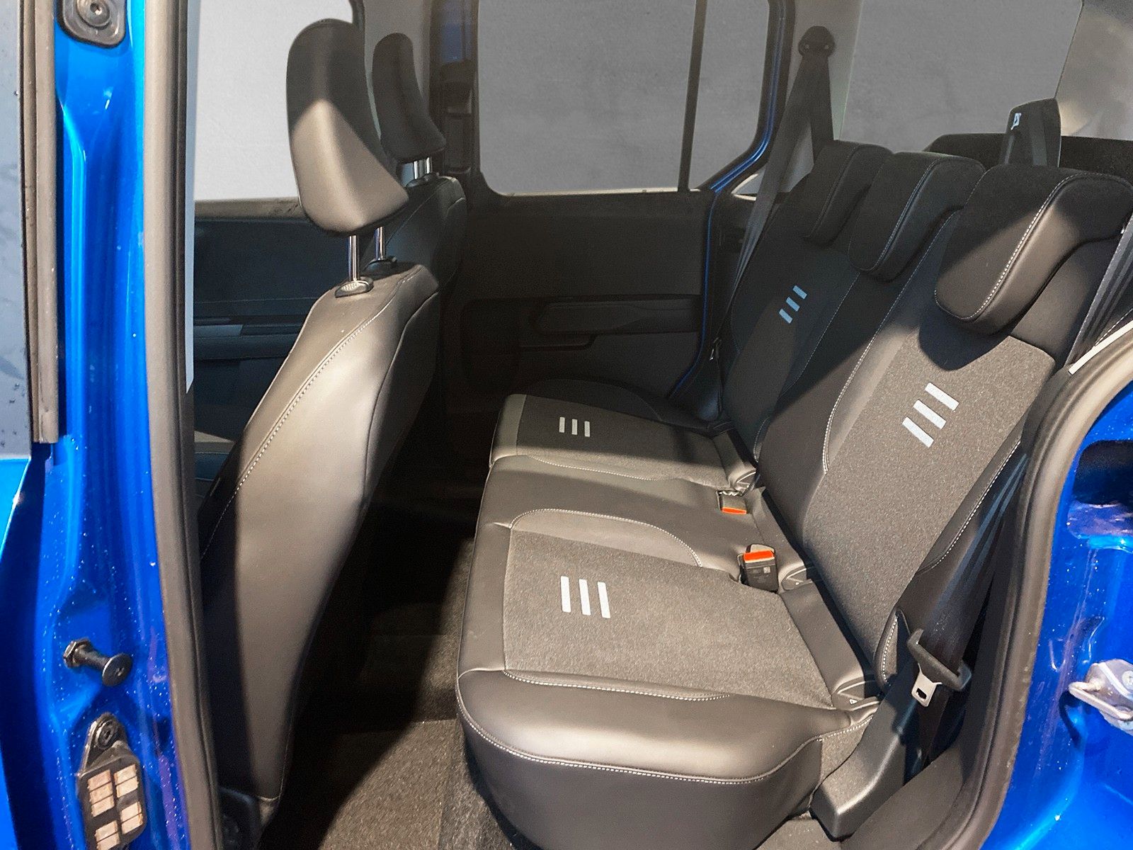 Fahrzeugabbildung Ford Tourneo Courier Active Automatik