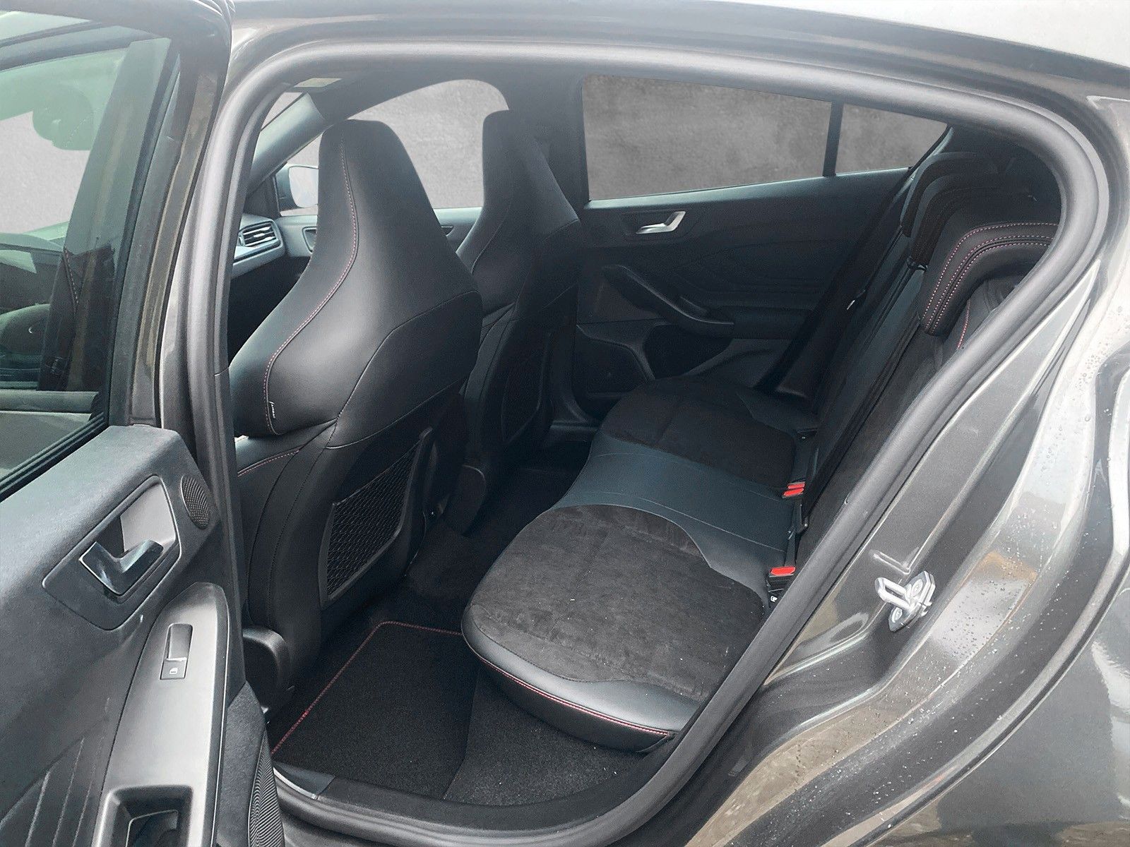 Fahrzeugabbildung Ford Focus Lim. ST X