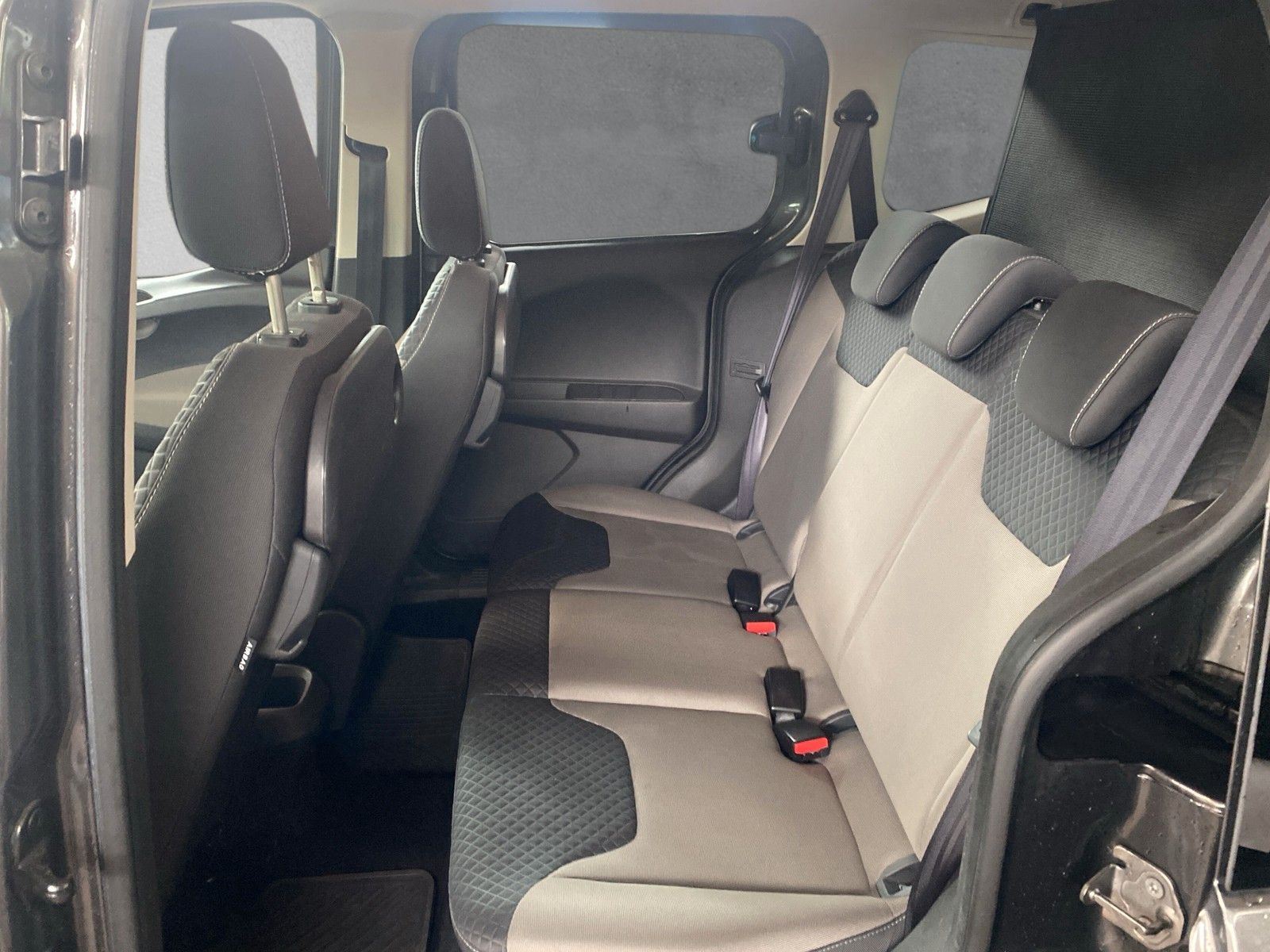 Fahrzeugabbildung Ford Tourneo Courier Titanium