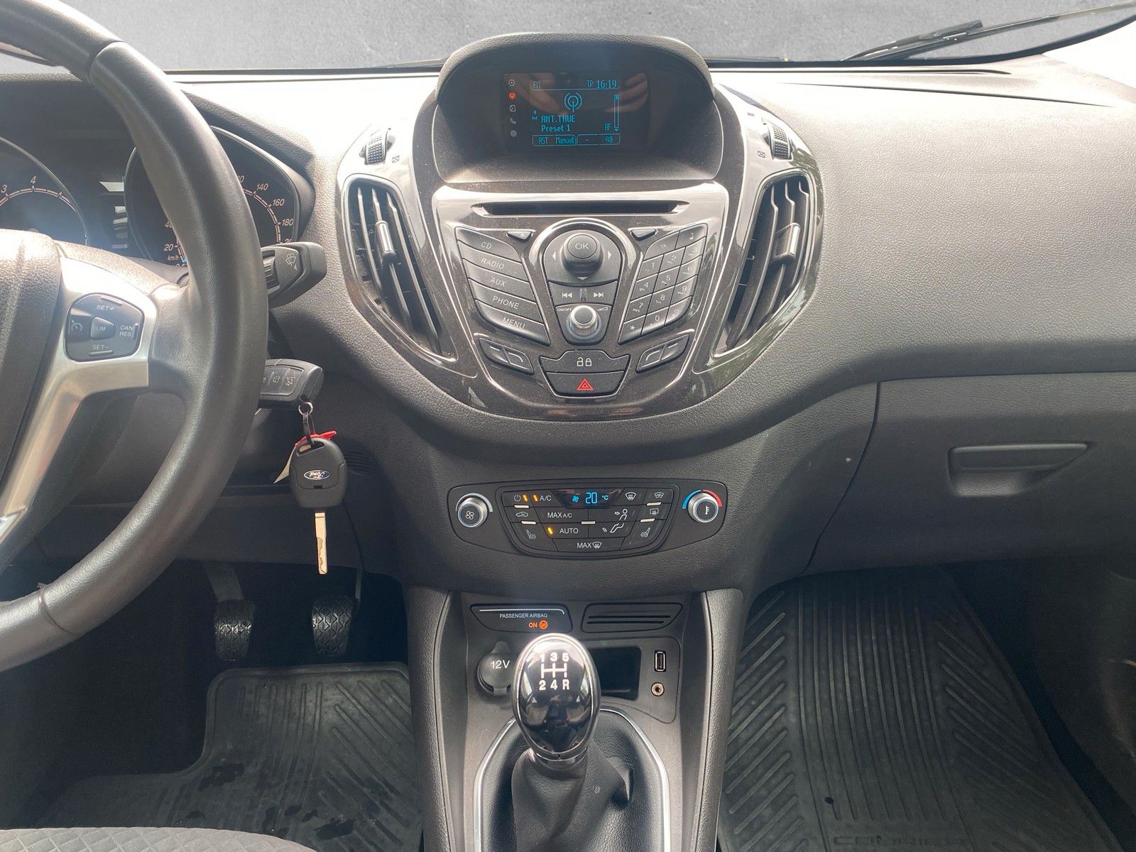 Fahrzeugabbildung Ford Tourneo Courier Titanium