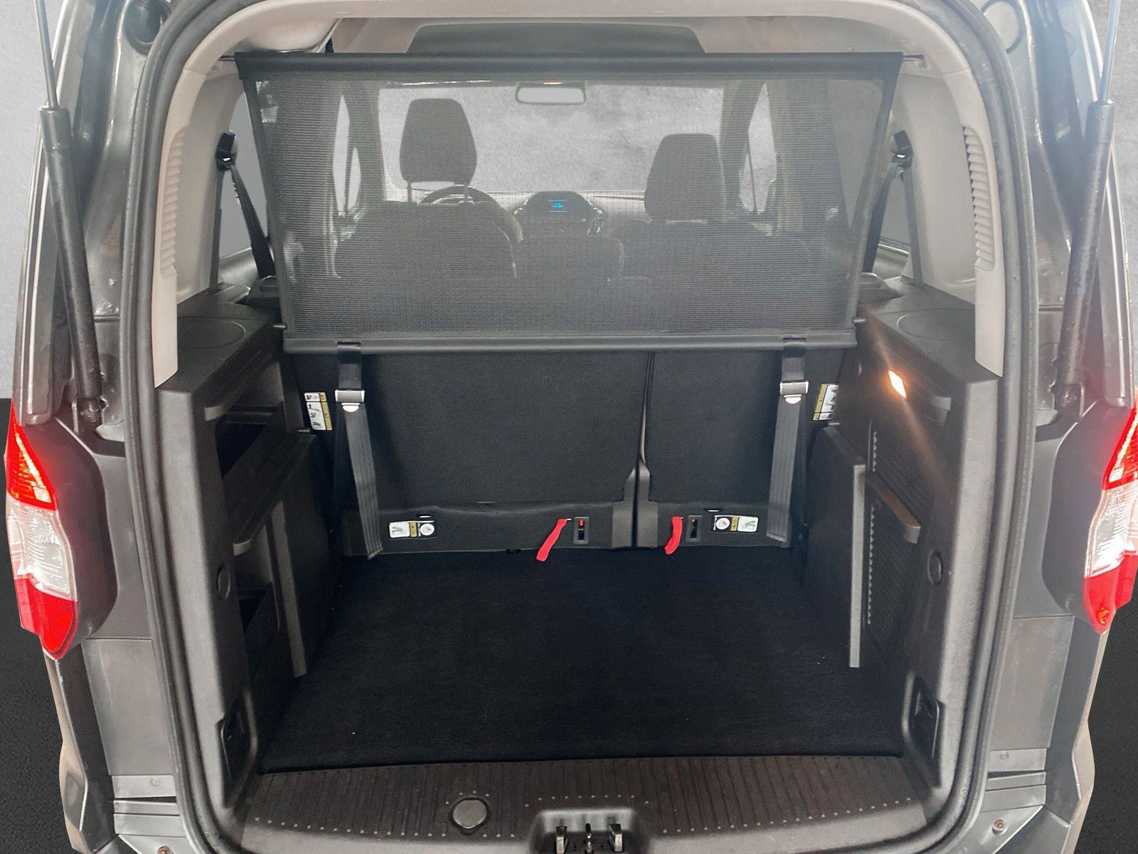 Fahrzeugabbildung Ford Tourneo Courier Titanium