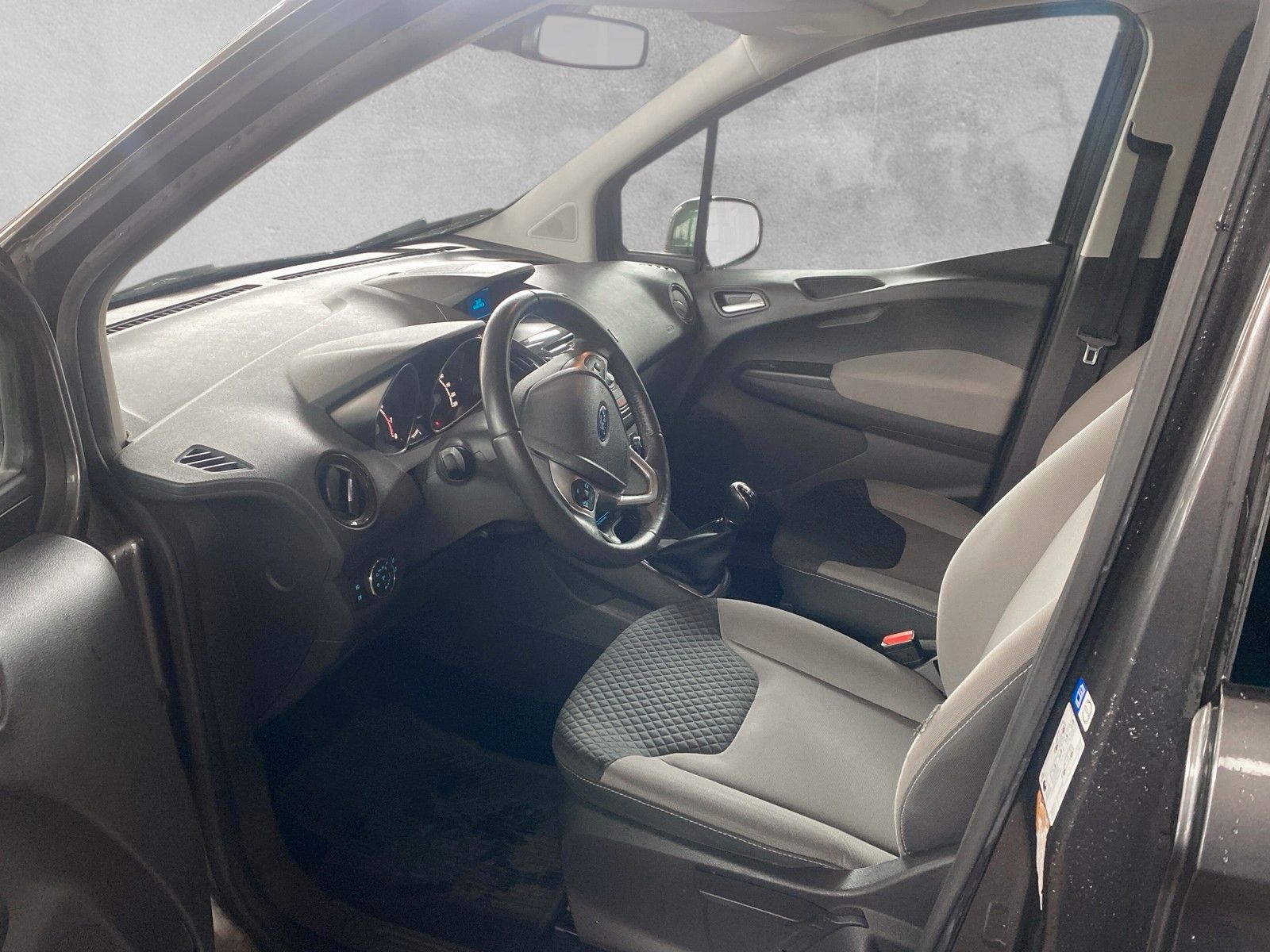 Fahrzeugabbildung Ford Tourneo Courier Titanium