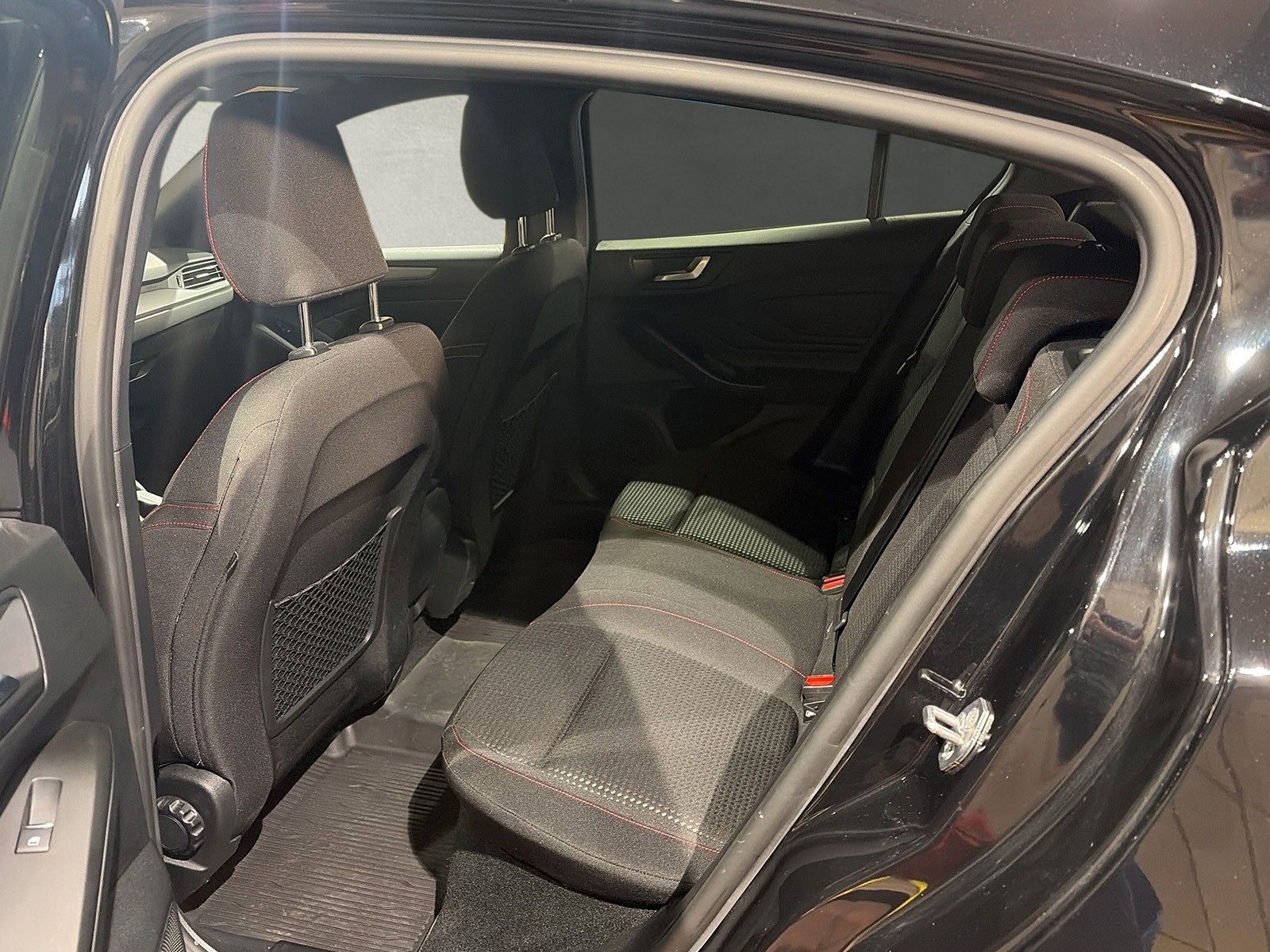 Fahrzeugabbildung Ford Focus Lim. ST-Line