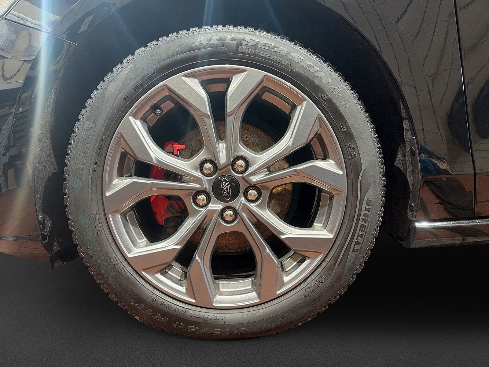 Fahrzeugabbildung Ford Focus Lim. ST-Line