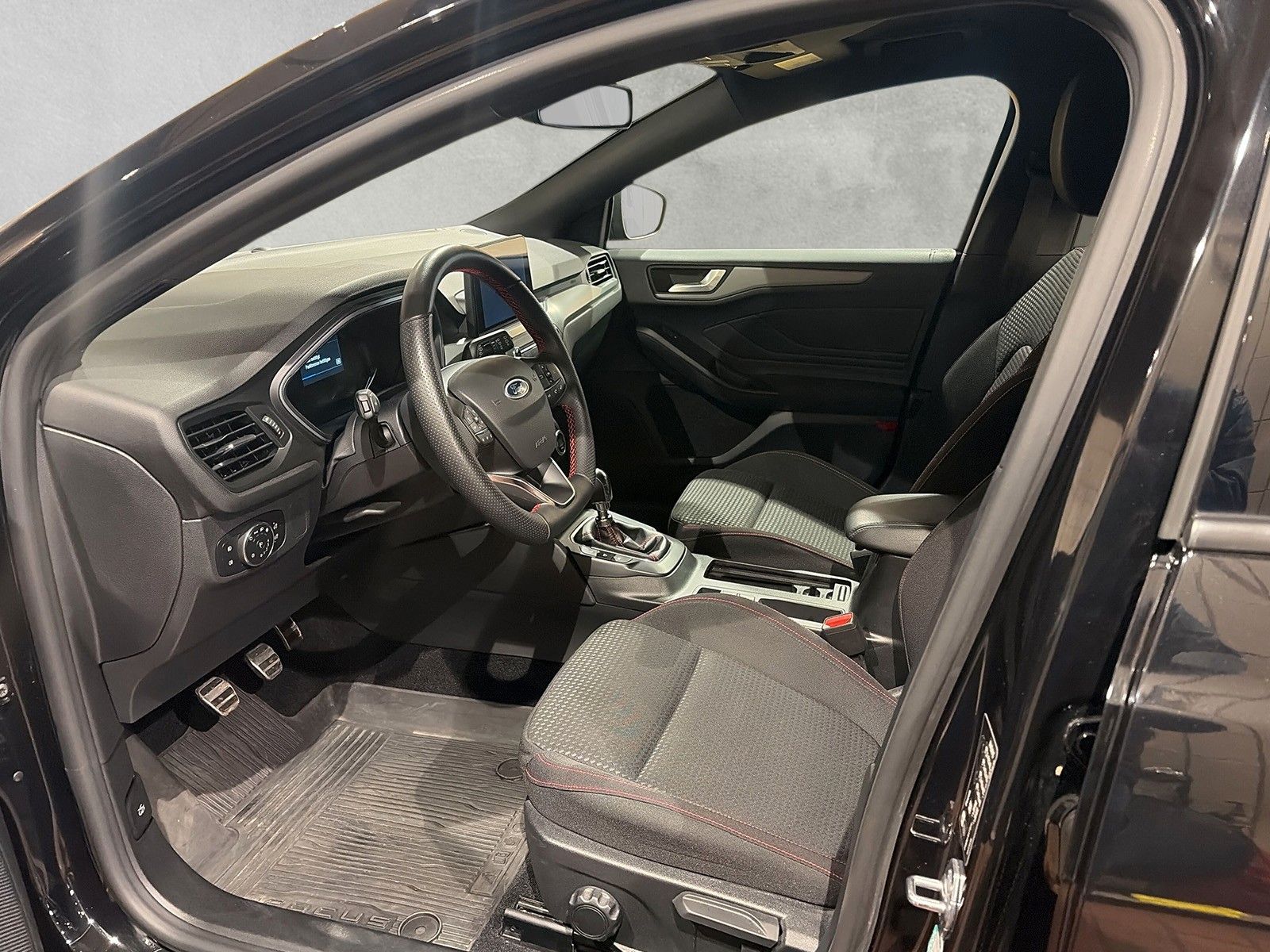 Fahrzeugabbildung Ford Focus Lim. ST-Line