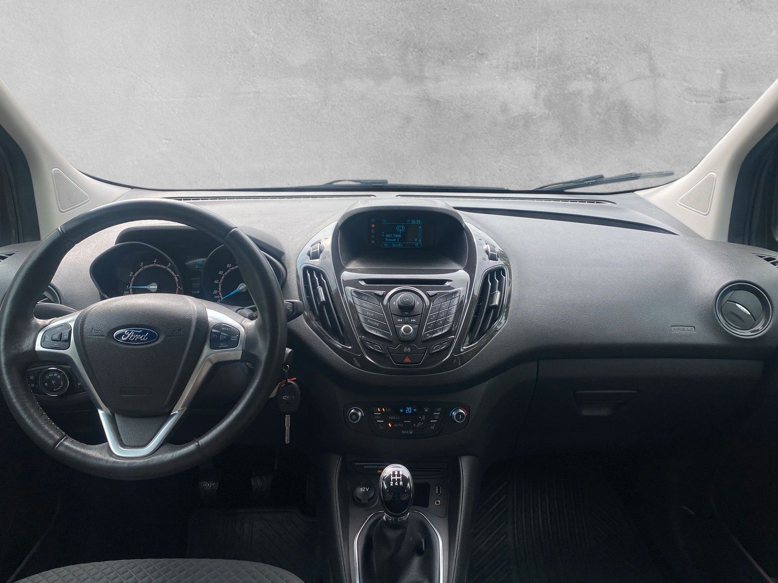 Fahrzeugabbildung Ford Tourneo Courier Titanium