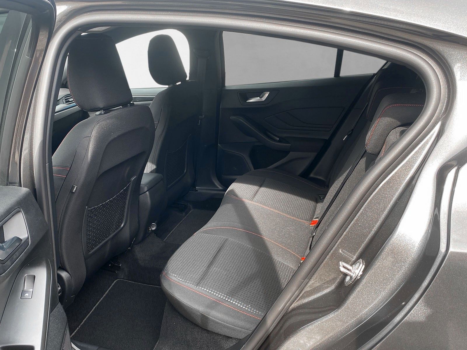 Fahrzeugabbildung Ford Focus Lim. ST-Line