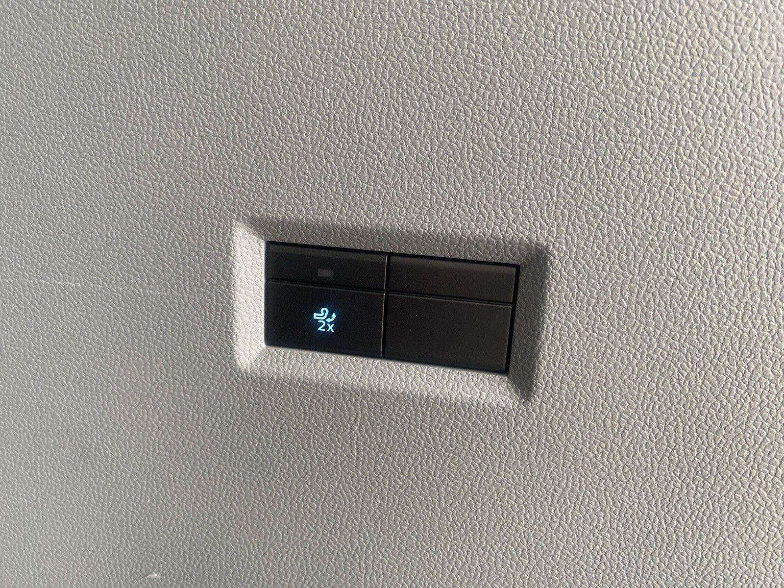 Fahrzeugabbildung Ford Tourneo Custom 320 L2 Titanium 9-Sitzer