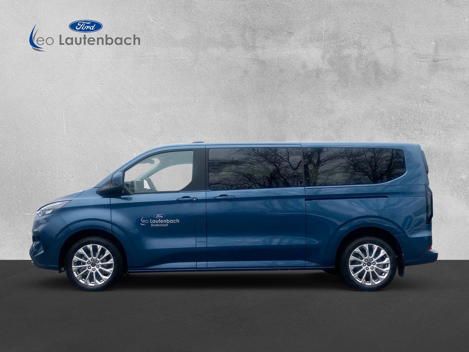 Fahrzeugabbildung Ford Tourneo Custom 320 L2 Titanium 9-Sitzer