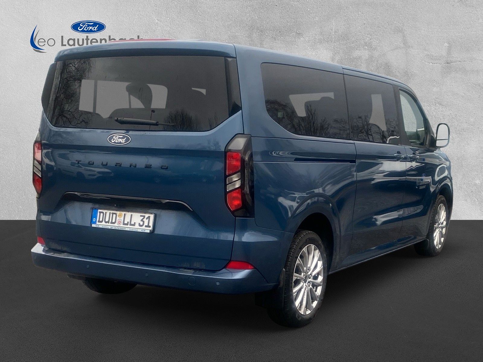 Fahrzeugabbildung Ford Tourneo Custom 320 L2 Titanium 9-Sitzer