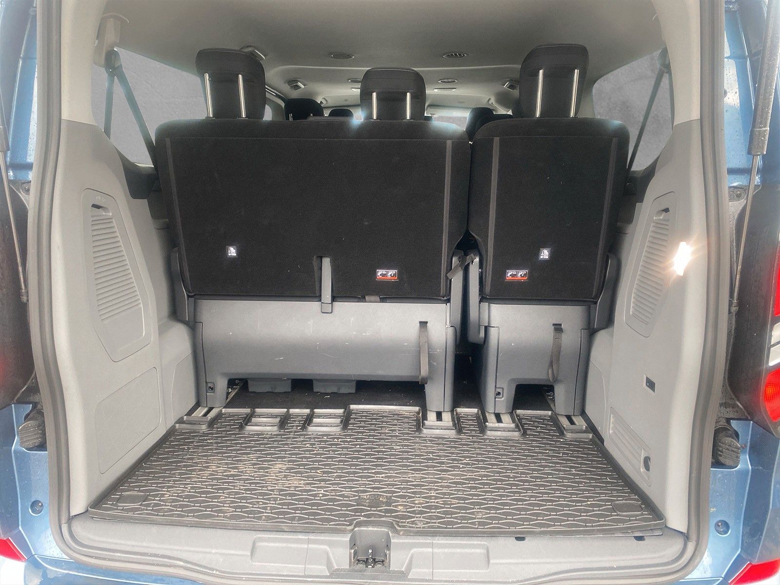 Fahrzeugabbildung Ford Tourneo Custom 320 L2 Titanium 9-Sitzer