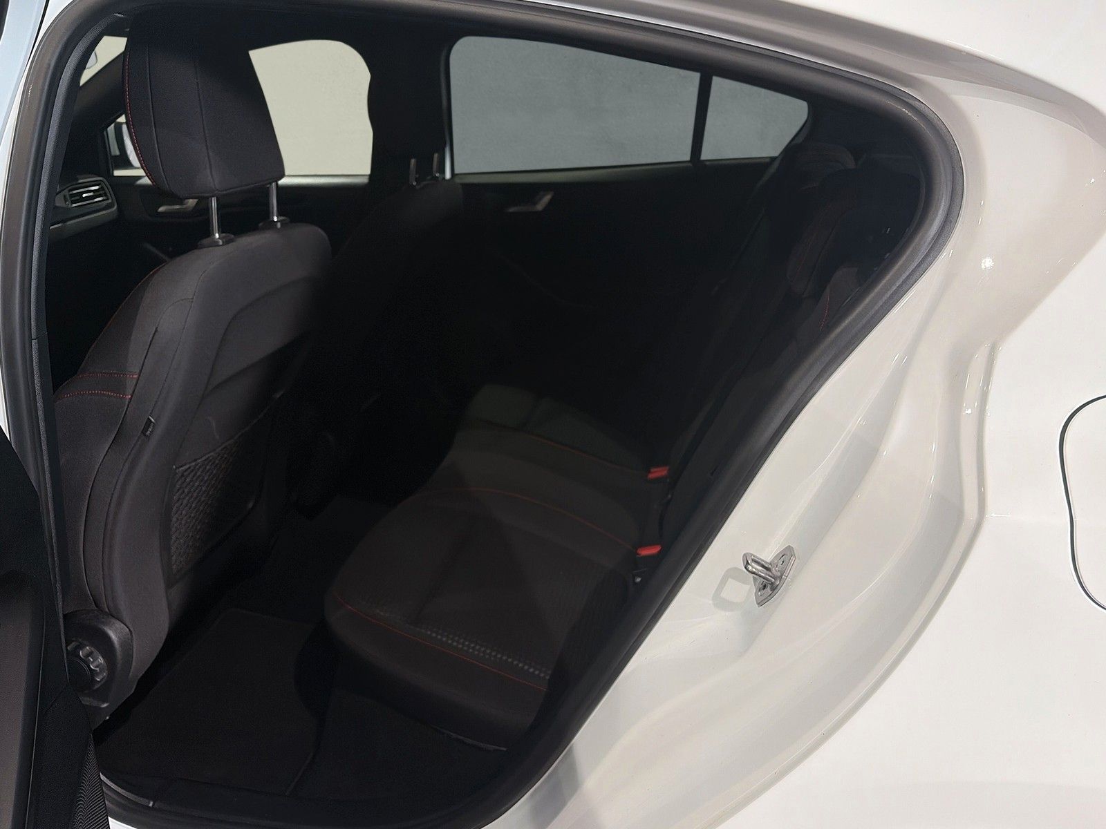 Fahrzeugabbildung Ford Focus Lim. ST-Line