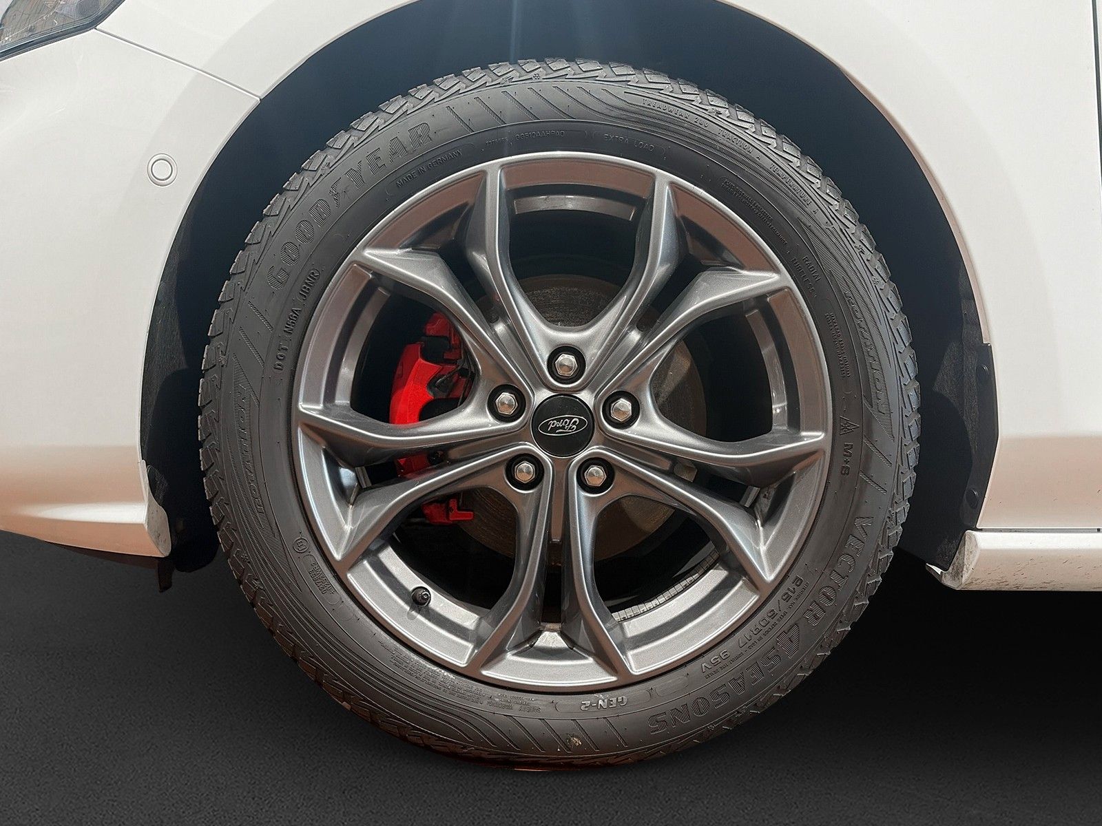 Fahrzeugabbildung Ford Focus Lim. ST-Line