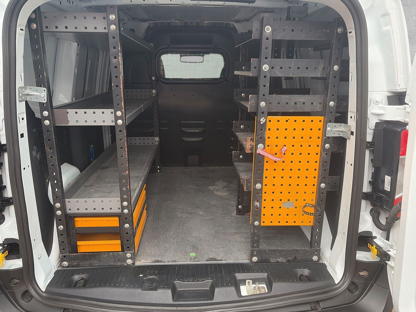 Fahrzeugabbildung Ford Transit Courier Trend Regalsystem