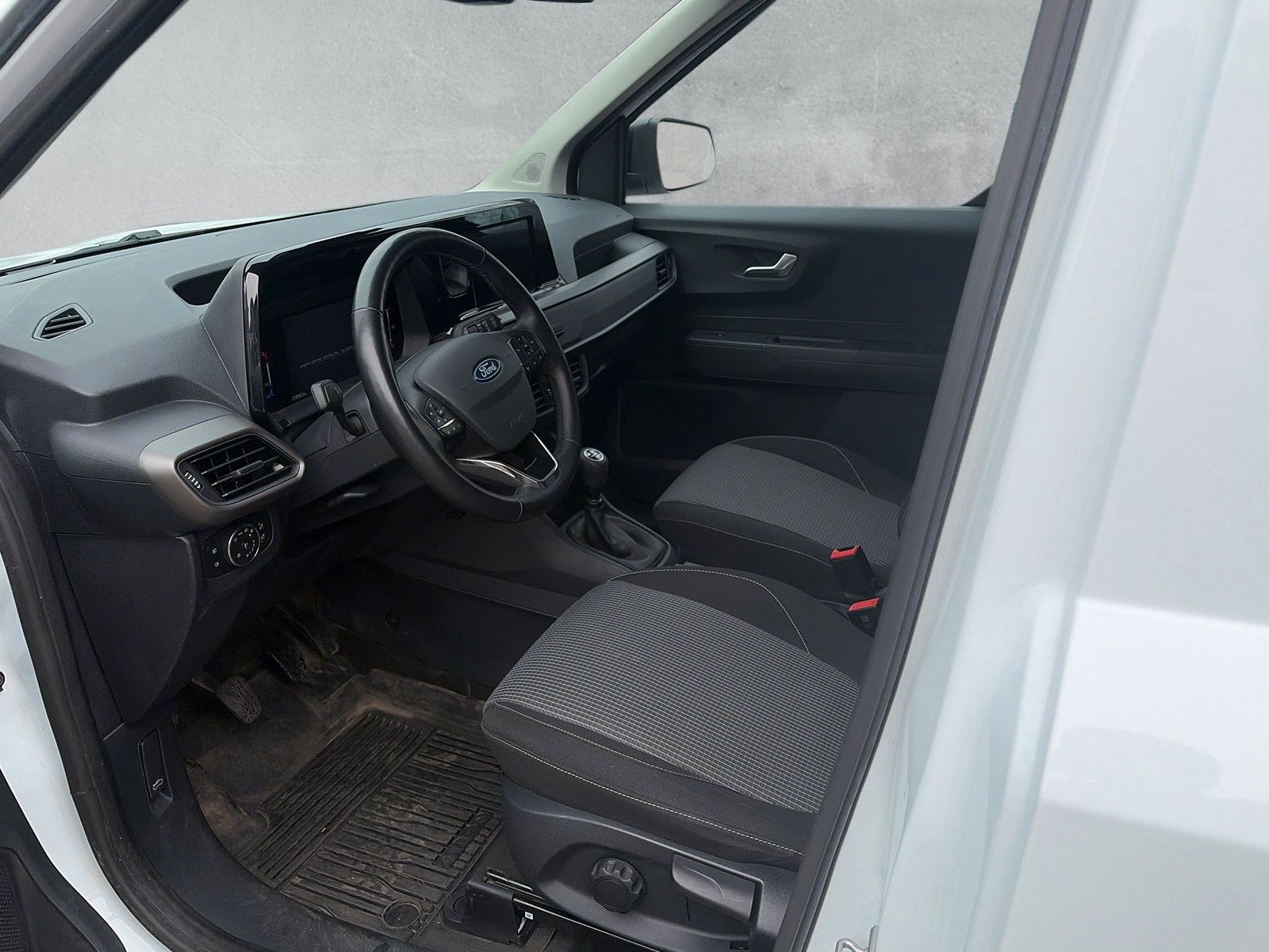 Fahrzeugabbildung Ford Transit Courier Trend Regalsystem