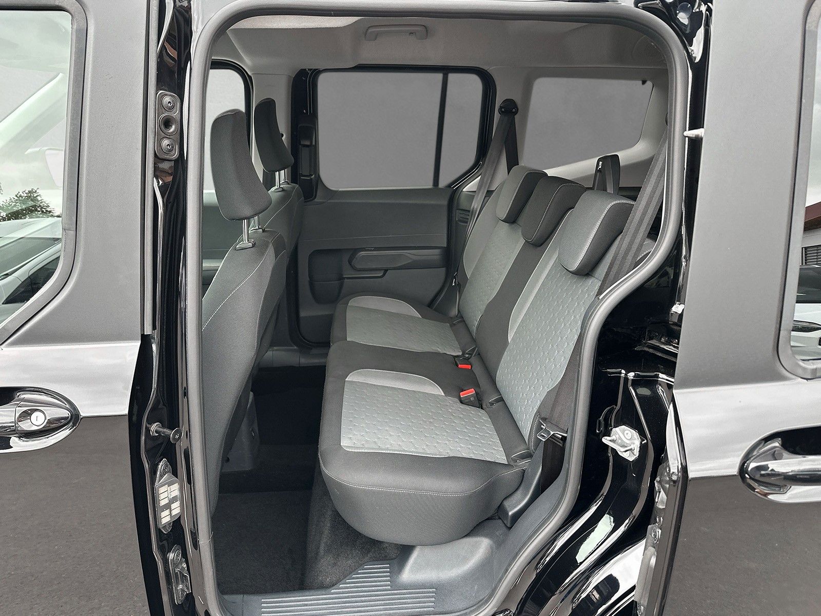 Fahrzeugabbildung Ford Tourneo Courier Titanium