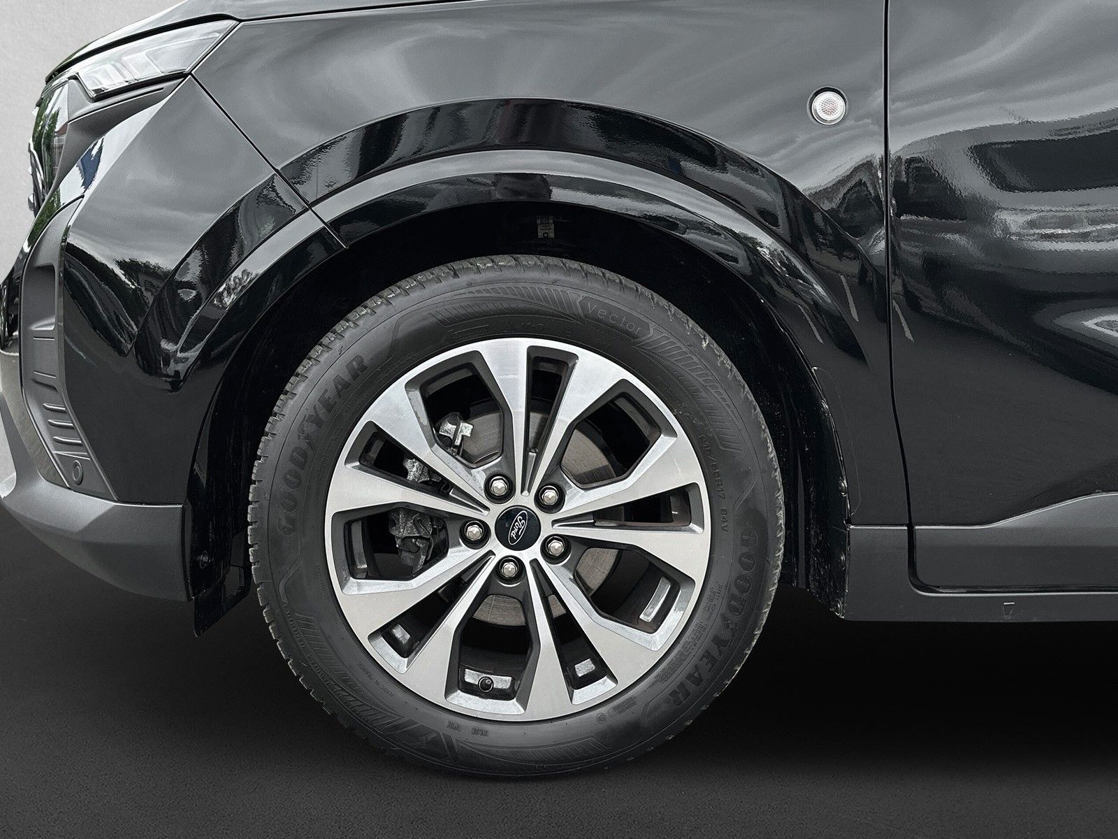 Fahrzeugabbildung Ford Tourneo Courier Titanium