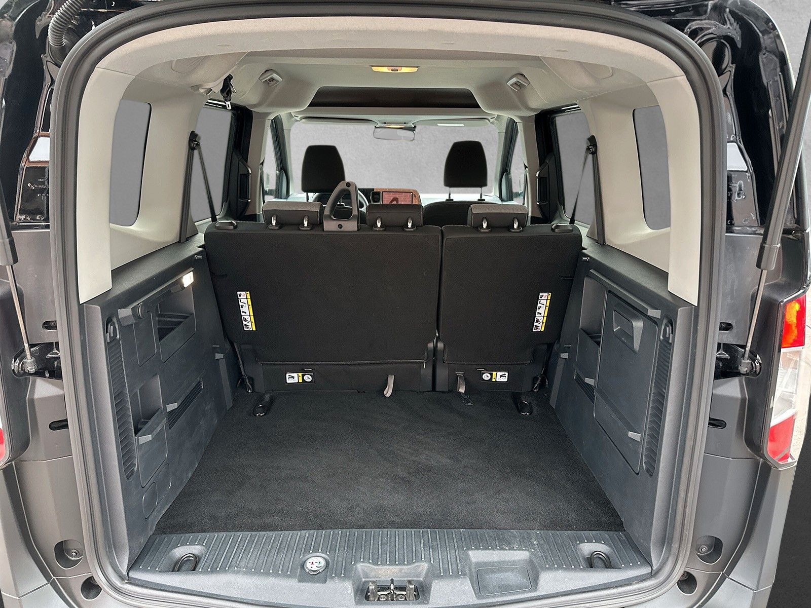 Fahrzeugabbildung Ford Tourneo Courier Titanium