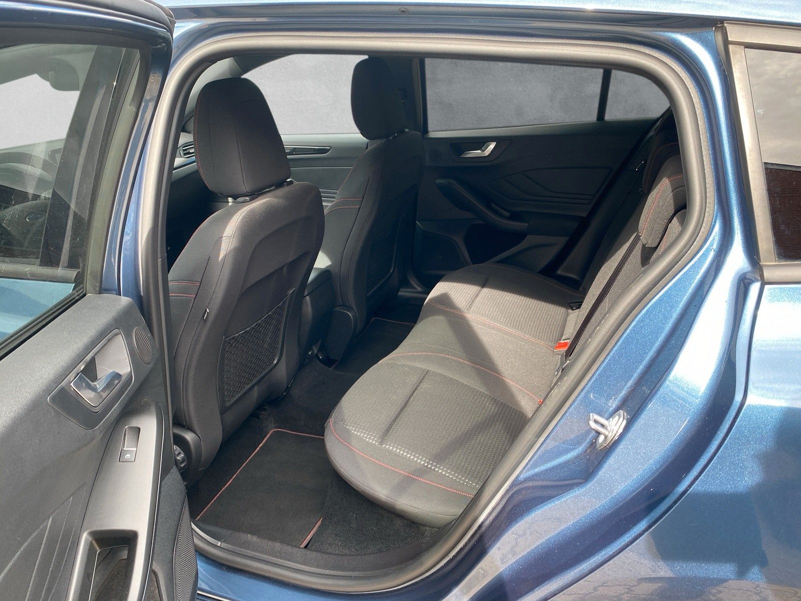 Fahrzeugabbildung Ford Focus Turnier ST-Line X mit Topausstattung