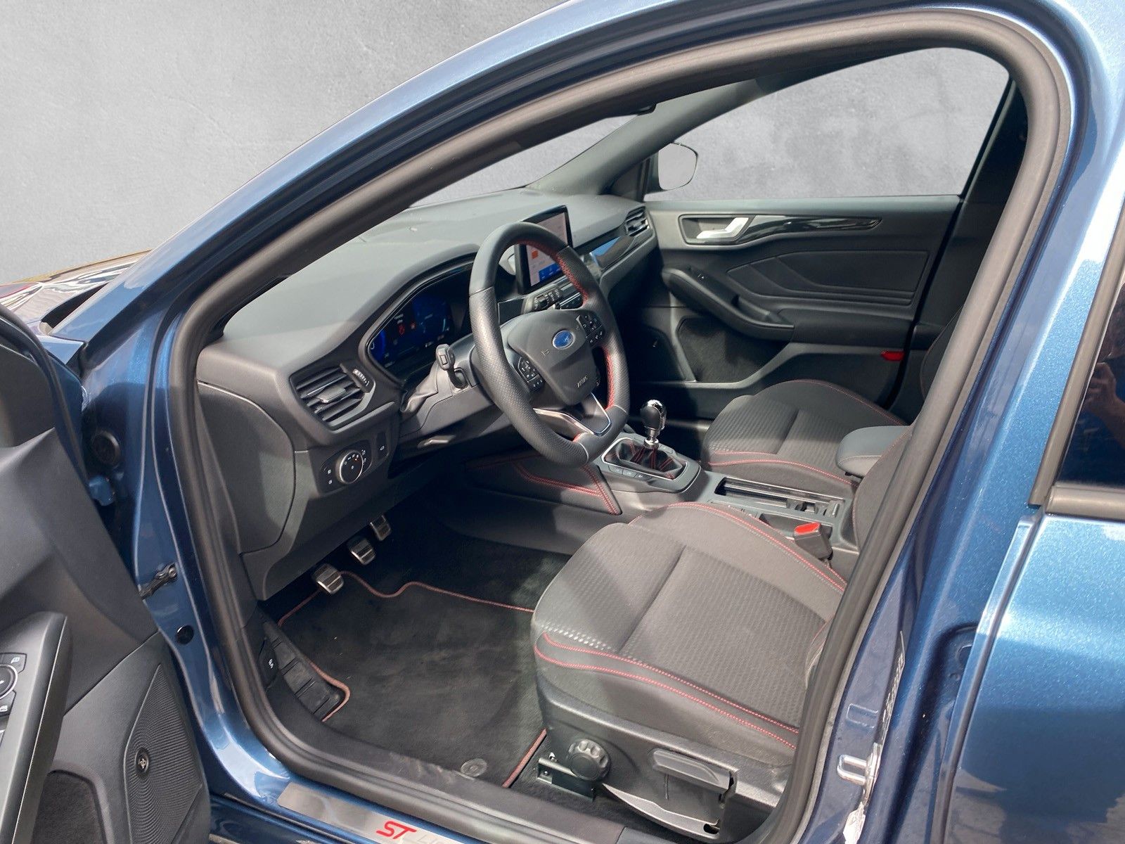 Fahrzeugabbildung Ford Focus Turnier ST-Line X mit Topausstattung