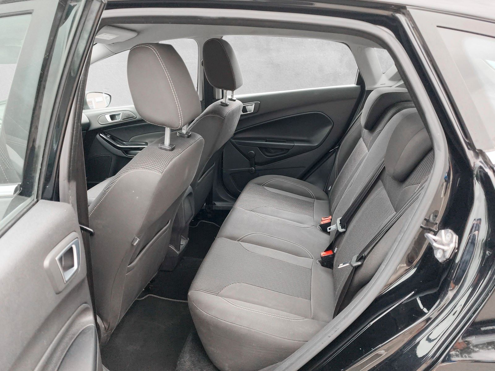Fahrzeugabbildung Ford Fiesta Titanium 5-türig